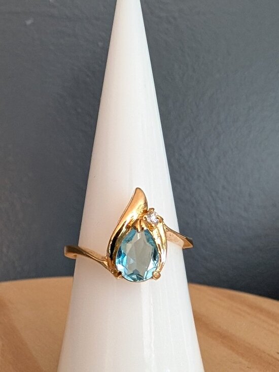 Jewelry - Aquamarine stone and faux diamond ring